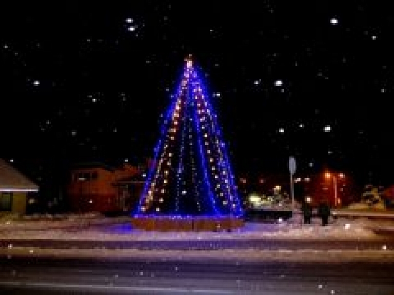 Smiltenē iedegs Ziemassvētku egli