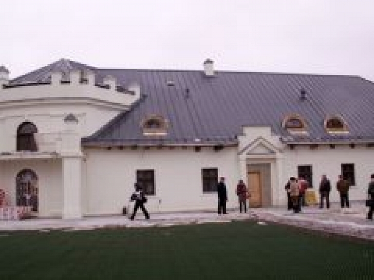 Vecgulbenes muižas kompleksa daļas plāno pārdot trijās izsolēs