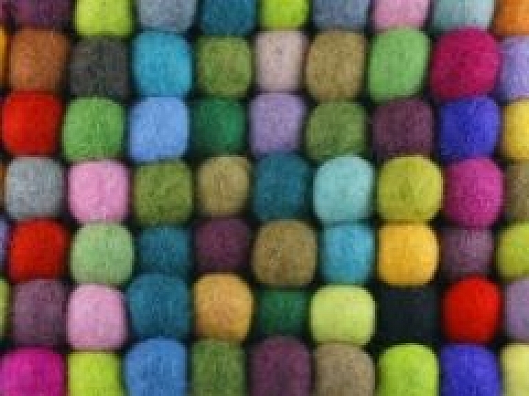 Rožupes bibliotēkā apskatāma radošo darbu izstāde