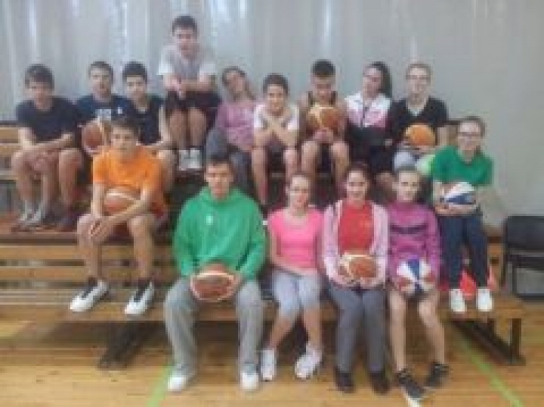 "BK Valmiera" spēlētājs vada sporta stundu Gulbenes ģimnāzijā
