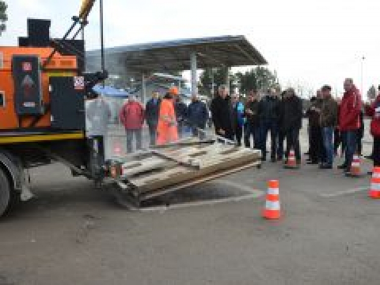 Jēkabpils izpilddirektors iepazīstas ar asfalta bedrīšu remontēšanas iekārtu