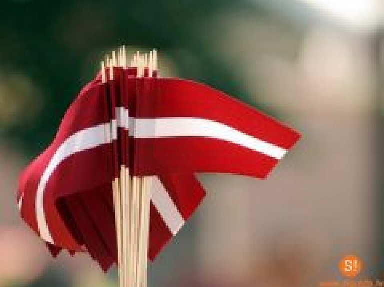 Siguldas novada bibliotēkā aicina uz izstādi izstādi "Latvijai 95"