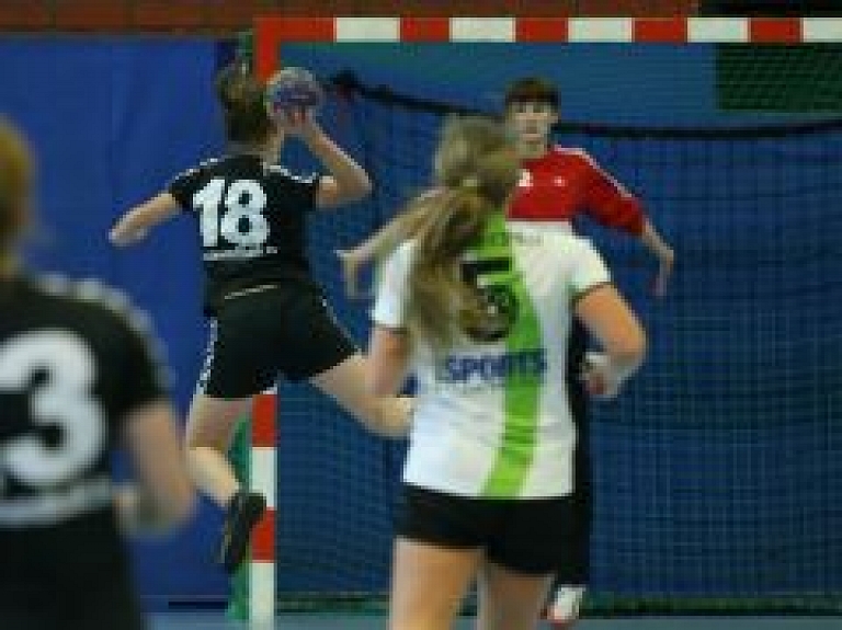 Dobeles handbolistes grūtā cīņā uzveic Latvijas junioru izlasi