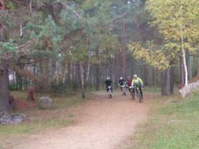 VELOBRAUCIENS FINIŠĒ, BET SKRĒJIENS VĒL TURPINĀS