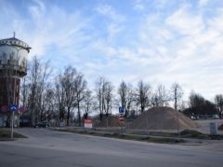 Uzvaras bulvārī pie Smilšu laukuma noteikta vienvirziena kustība