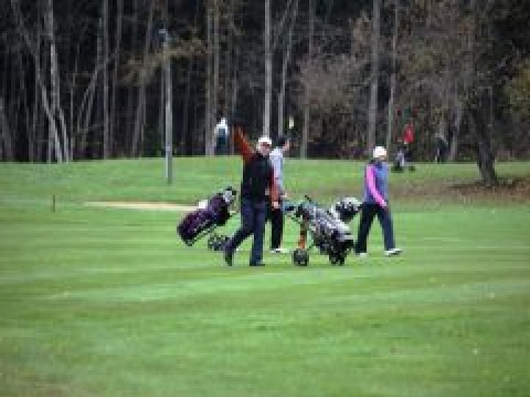 "Ski&Golf" turnīrs iesākts ar hole in one