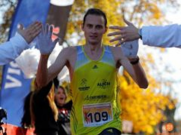 Zelta lapu pusmaratonā uzvar Renārs Roze un Dace Lina