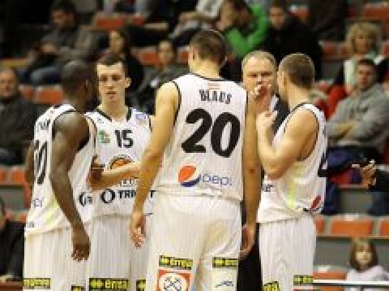 Divas basketbola cīņas vienā vakarā