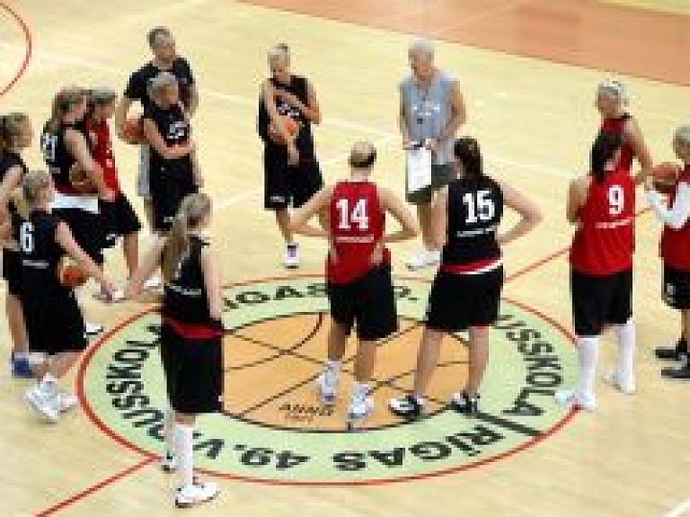 Sporta skola aicina trenēties basketbolā arī meitenes