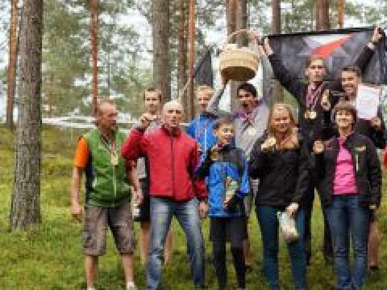 Makstenieku mežā orientēšanās sacensībās spēkojās 650 dalībnieki