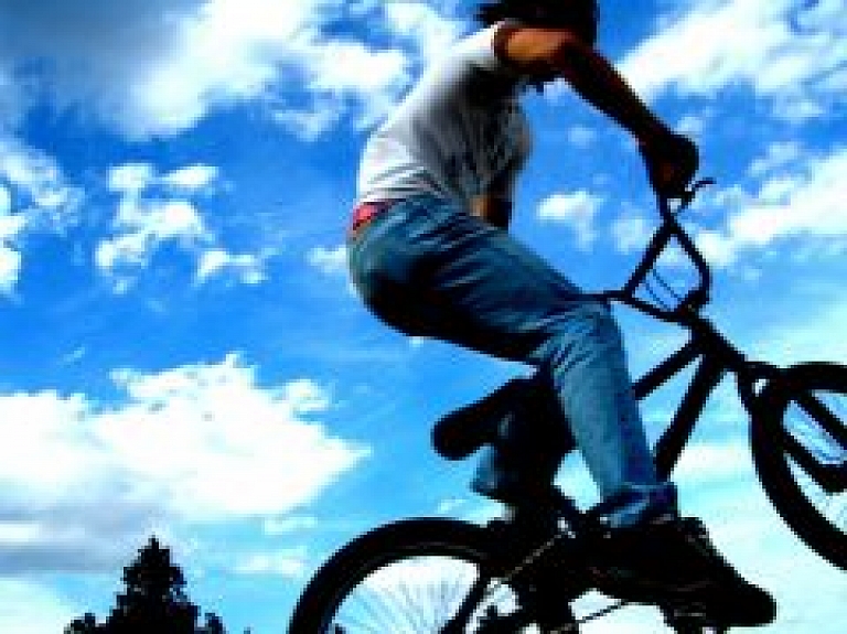BMX sacensības Apē pulcina 34 sportistus