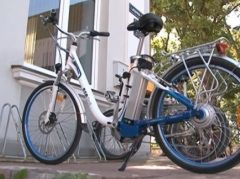 Vidzemes TV: Valmieras pilsētas pašvaldība darbinieku vajadzībām iegādājusies elektrovelosipēdu
