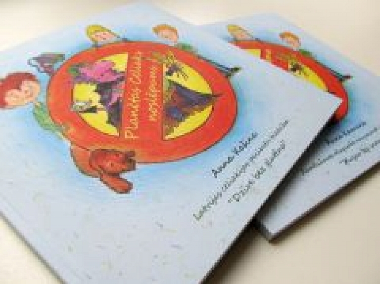 Jelgavas Zinātniskā bibliotēka saņem grāmatu bērniem par celiakiju