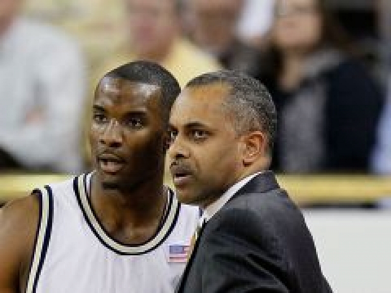 Čemponvienībai "VEF Rīga" pievienojas centra spēlētājs Gani Lawal