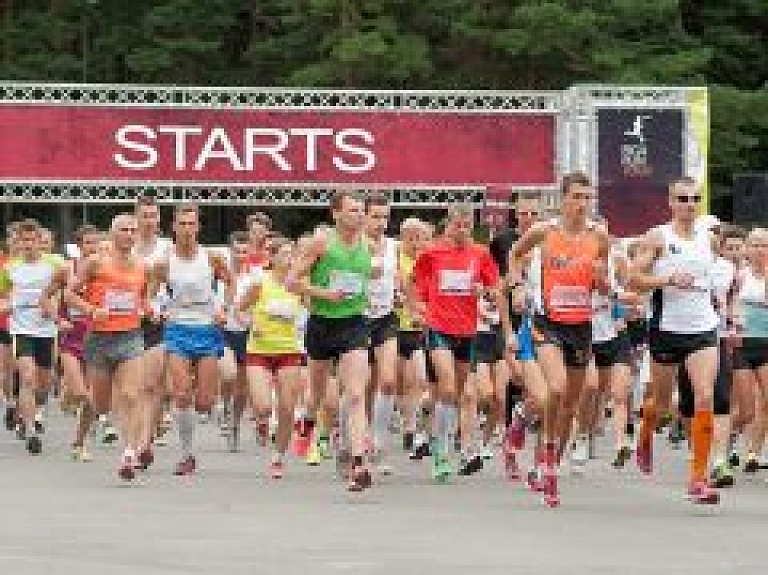 Teatrālas noskaņas un sportisks gars Rīgas svētkos