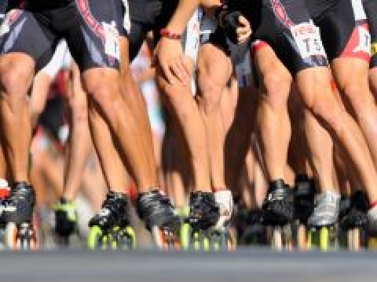 Skrituļslidošanas maratonā Jūrmalā triumfē Alfredo Leons Moreno