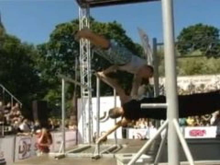 Pasaules čempionātā ielu vingrošanā Rīgā piedalās dalībnieki no 30 valstīm