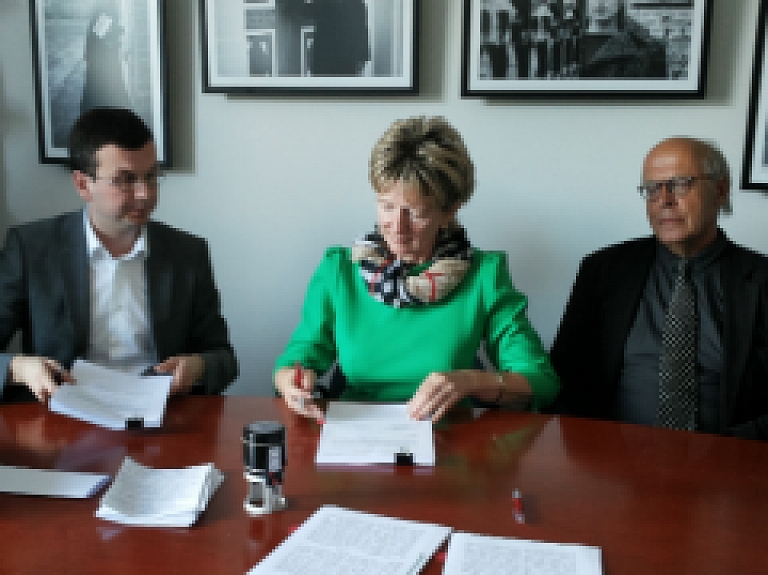 Svinīgi parakstīti līgumi par koncertzāles "Lielais dzintars" būvniecību Liepājā
