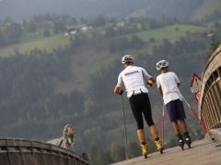 Latvieši uzvar rollerslēpošanas klasikā Madonā