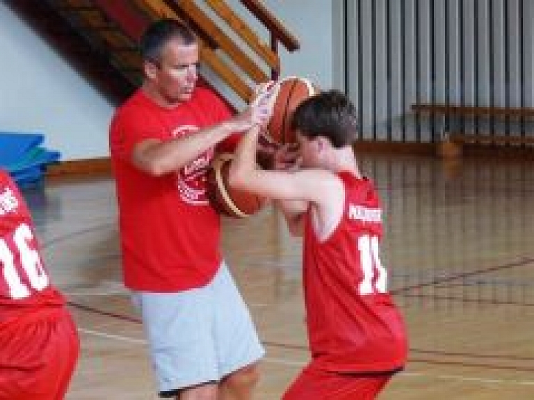Pirmajos AJSA atlases basketbola treniņos jaunieši izrāda entuziasmu