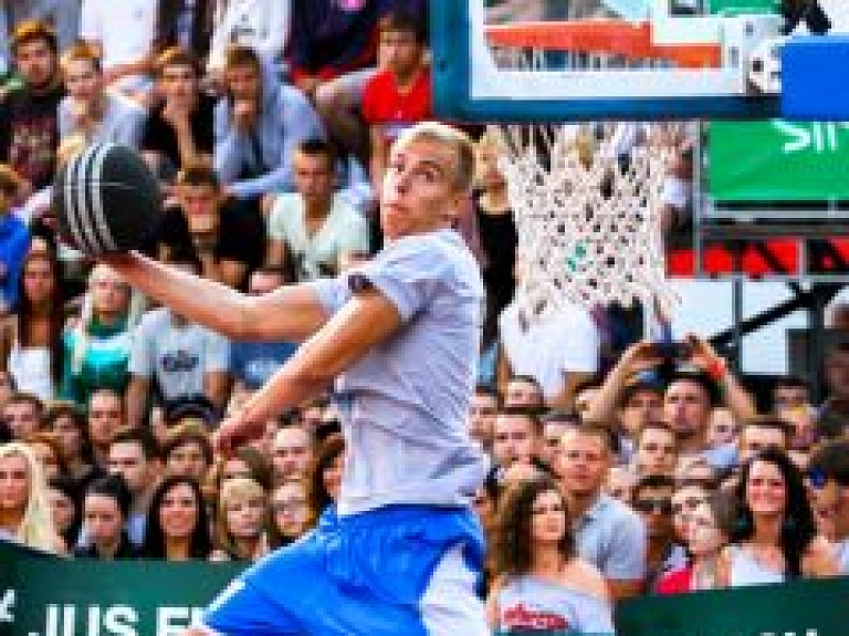 "Slam dunk" sacensībās Maskavā triumfē jumrpavietis Dārgais