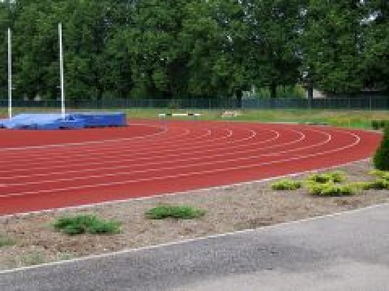 Petunova plūc laurus lodes grūšanā