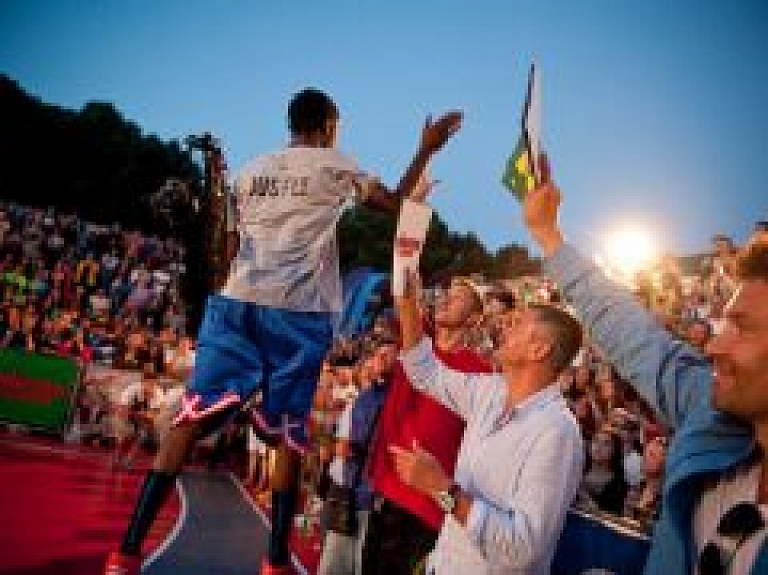 "Sprite Slam dunk" konkursā Grīziņkalnā uzvar Dārlingtons