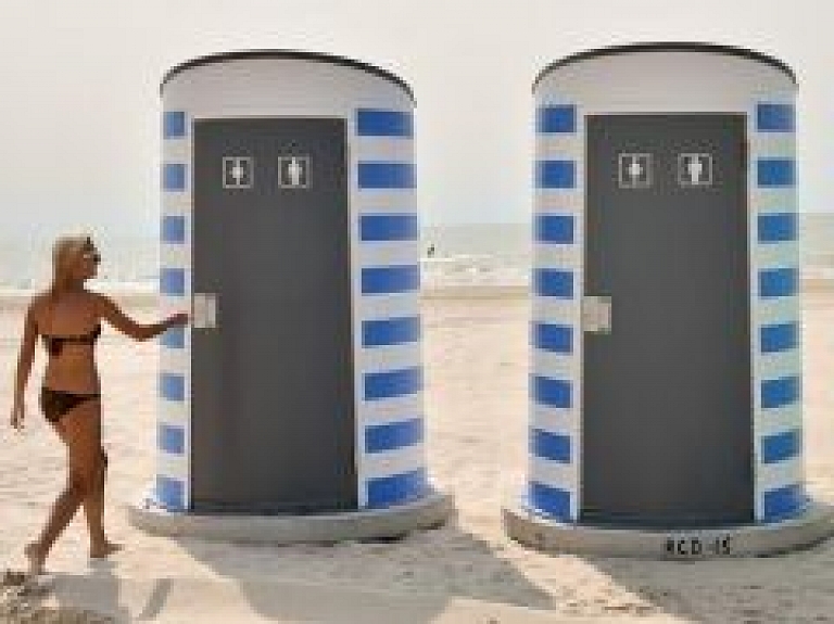 Liepājas pludmalē uzstādītas jaunas pārvietojamās tualetes