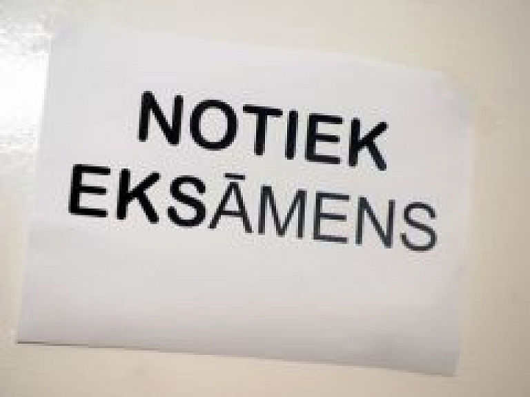 Vidusskolēniem vissliktāk veicies vēstures un matemātikas eksāmenā