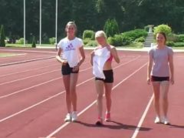 Vidusdaugavas TV: Jēkabpils jaunie vieglatlēti nopietni strādā arī vasaras nometnē