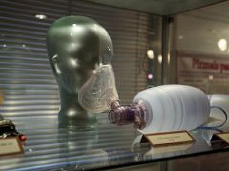 Rīgā skatāma izstāde "Skriešanās ar kaulaino sievu"