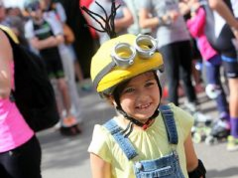 Krāšņi tērpi un pasaules zvaigznes Skrituļslidošanas svētkos