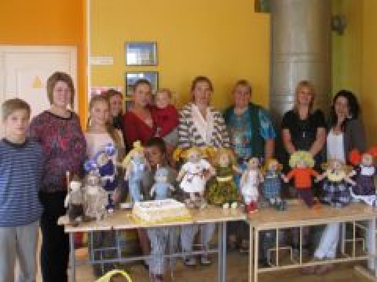 Upītē interesenti darināja lelles