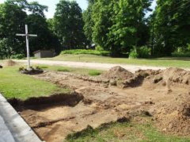 Labiekārto Andzeļu baznīcas apkārtni