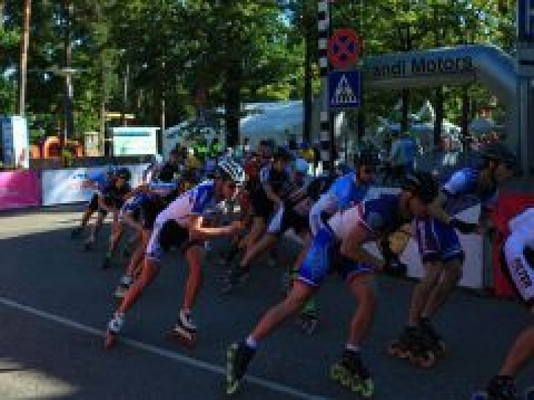 Pasaules skrituļslidošanas zvaigznes uzstāda trases rekordu Jūrmalas festivālā