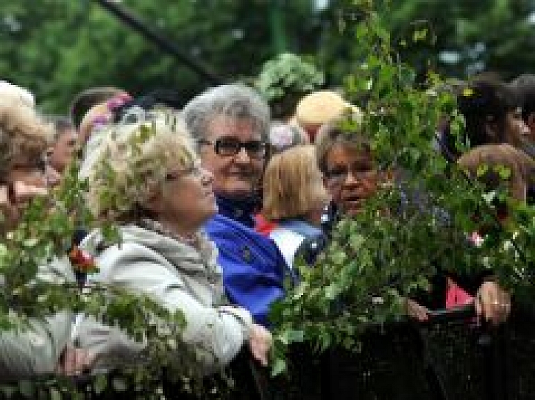 Ielīgošanas pasākumi Krastmalā pulcēja 80 000 cilvēku