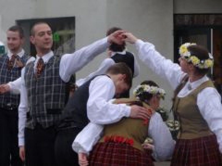 Talsos ieskandinās Līgo svētkus