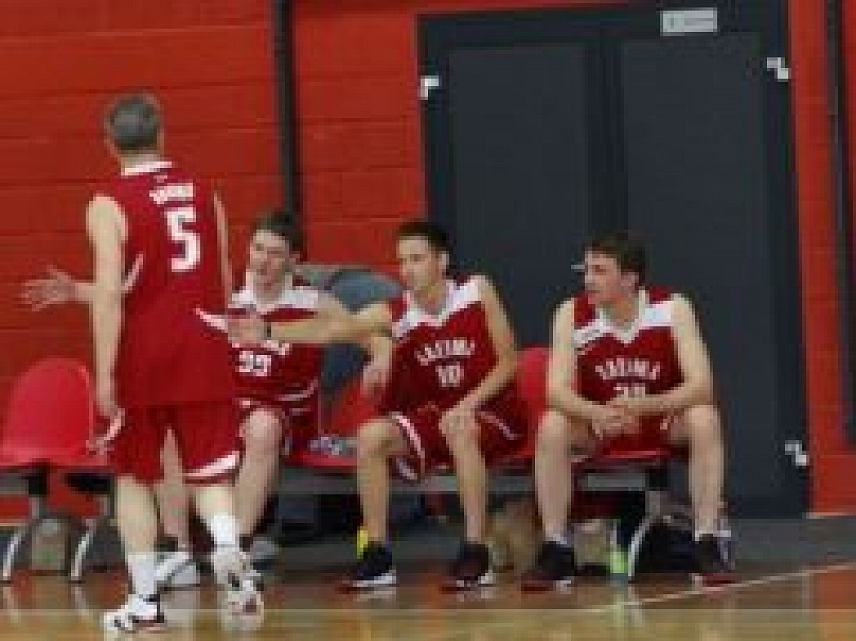 Saeimas deputāti basketbola spēlē Kandavā piekāpjas Iekšlietu ministrijai