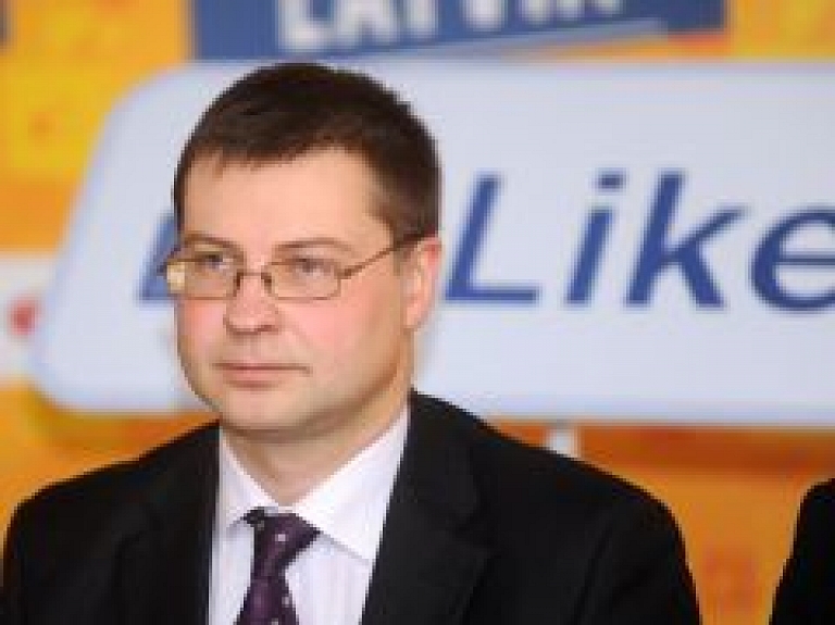 Dombrovskis: vairums Latvijas iedzīvotāju līdz janvārim atbalstīs eiro