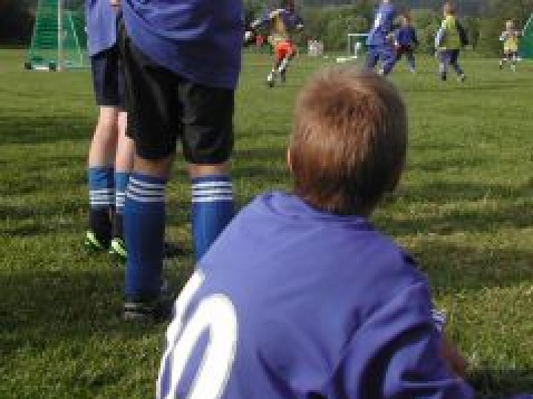 Palīdzība sniegta vairāk nekā 15 futbola skolas nometnes bērniem - precizēts