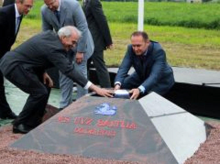 Jelgavā svinīgā ceremonijā atklāj jaunās vagonrūpnīcas būvniecību
