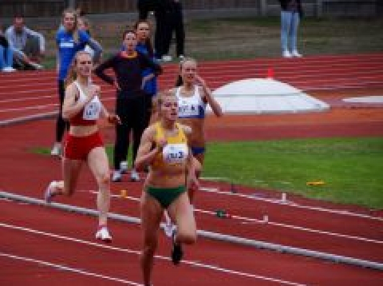 Krāslavas vieglatlētes mājās pārved kausu