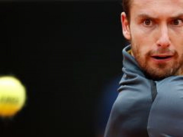 Gulbis dramatiskā trīs setu cīņā piekāpjas Nadalam