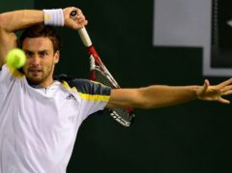 Gulbis uzvar Troicki un iekļūst "Masters" tenisa turnīra trešajā kārtā