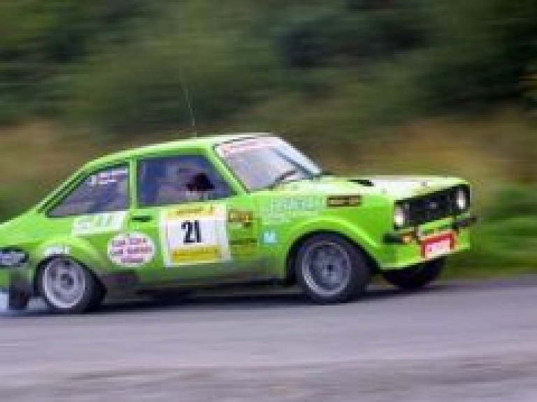 Rallija supersprinta dalībnieki sacenšas Ķemeru ielās