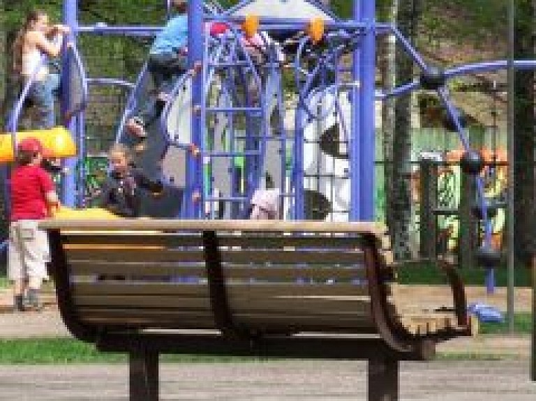 Kauguros par 98 000 latu būvēs "Zīmuļu parku" bērniem