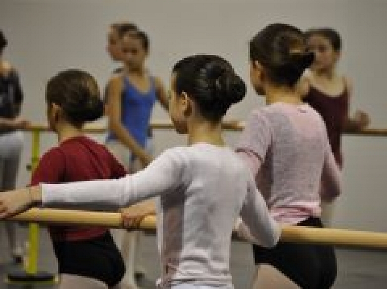 Mākslu skolā "Baltais Flīģelis" atzīmēs Starptautisko dejas dienu