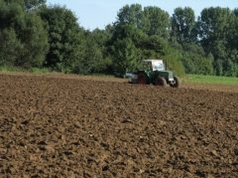 Cēsu pusē zemnieki citugad jau devušies uz tīrumu