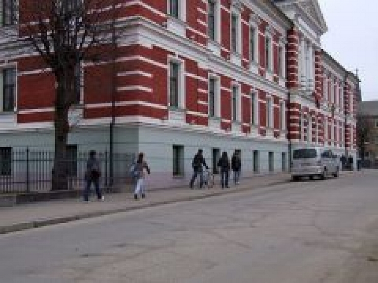 Valsts reģionālās attīstības aģentūras pārstāvji pārrunā fondu apguvi Liepājā