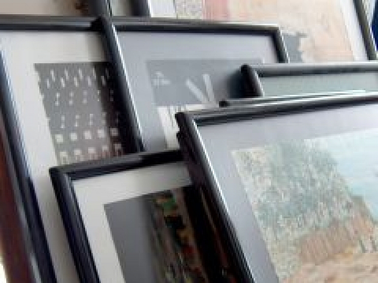 Jūrmalā atklāta Latvijā dzīvojošu mazākumtautību mākslinieku izstāde